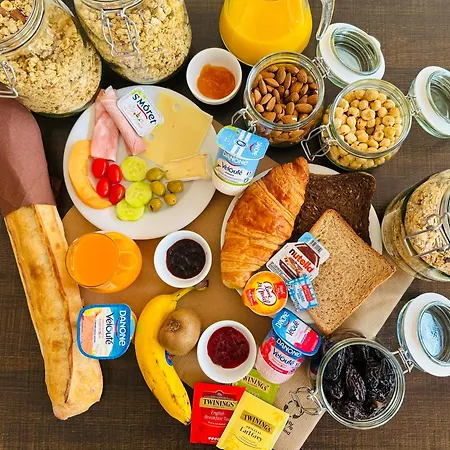 Готель Parisien Мантон